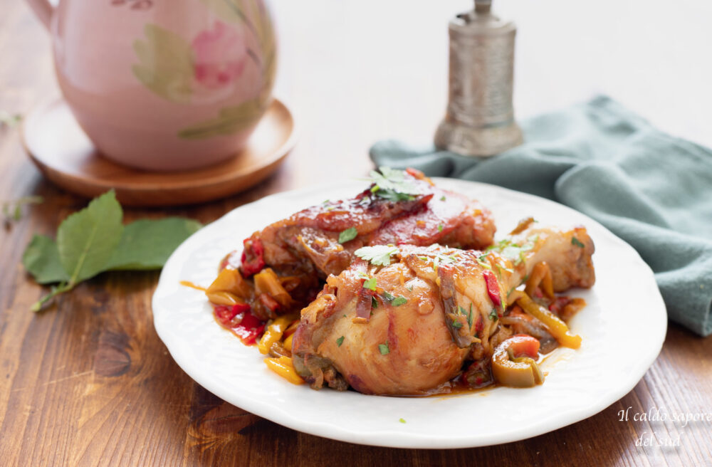 Hähnchen mit Paprika und Zwiebeln in der Pfanne