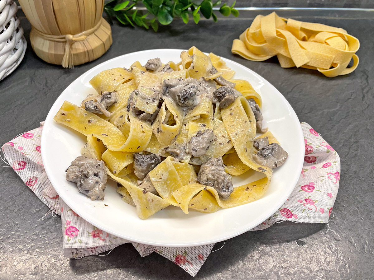 Pappardelle mit Sahne und Pilzen