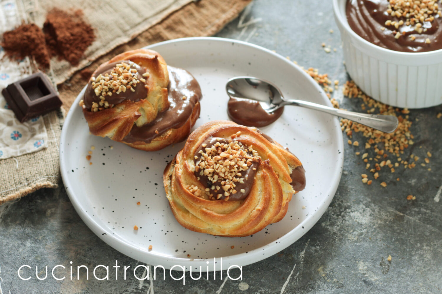 Gebackene Zeppole mit Kakaopudding