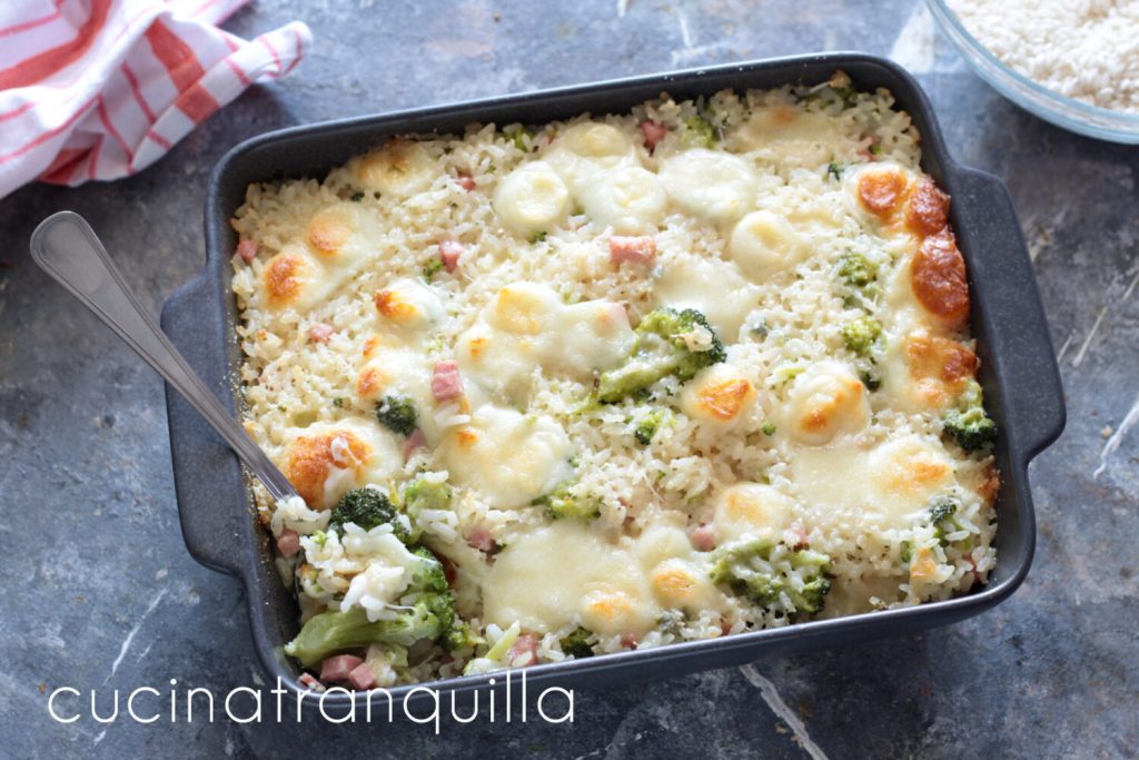 Überbackener Reis mit Käse, Brokkoli und gekochtem Schinken