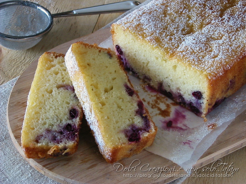 Joghurt-Pflaumenkuchen mit frischen Blaubeeren