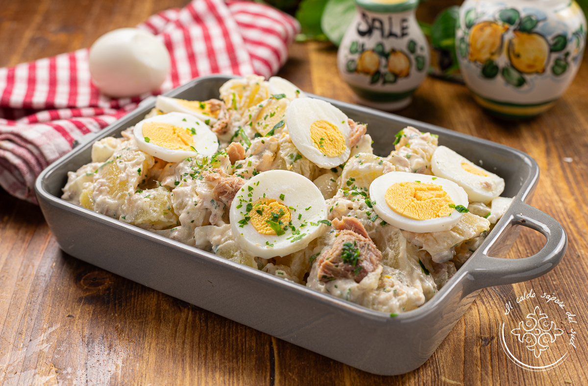 Kartoffelsalat mit Thunfisch und hartgekochten Eiern