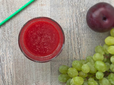 Traubensaft und Pflaumen