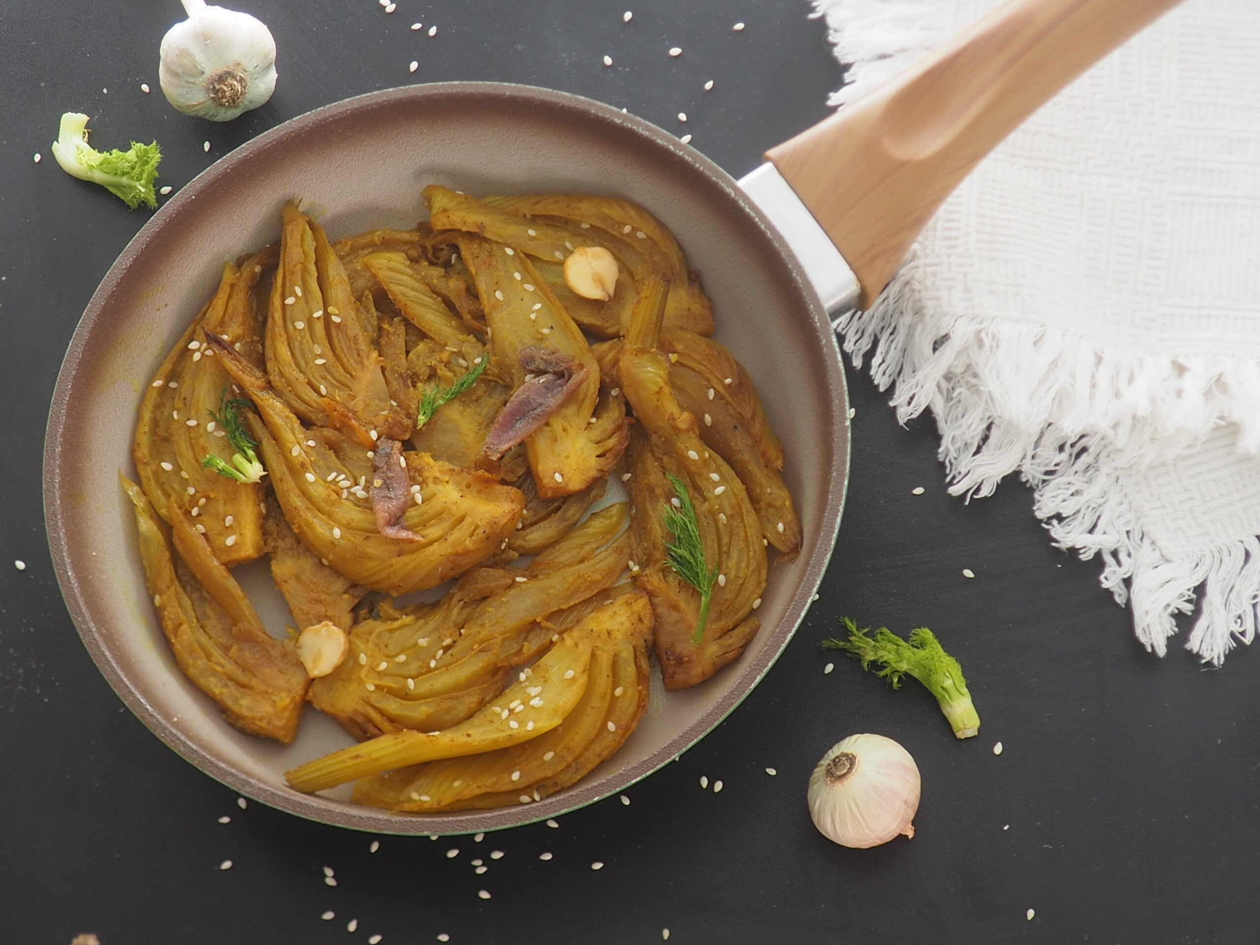 Fenchel in der Pfanne mit Sardellen
