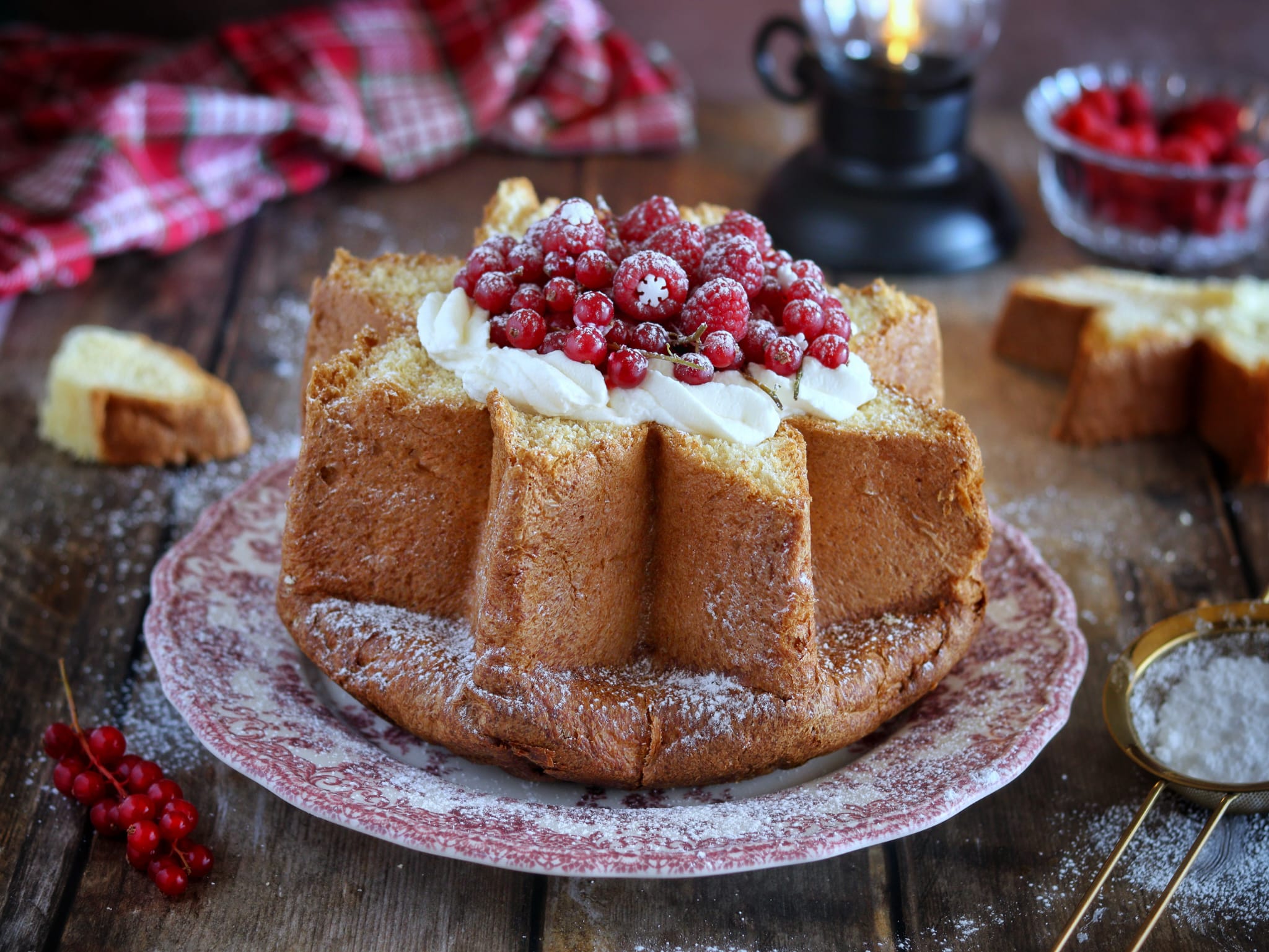 Pandoro gefüllt mit Mascarpone-Mousse ohne Ei