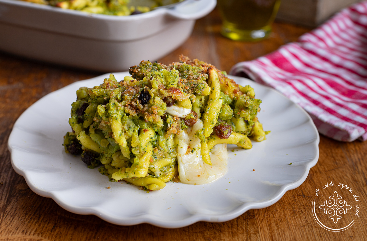 Überbackener Nudelauflauf mit Brokkoli