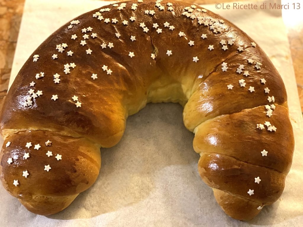 Gefülltes riesiges Croissant