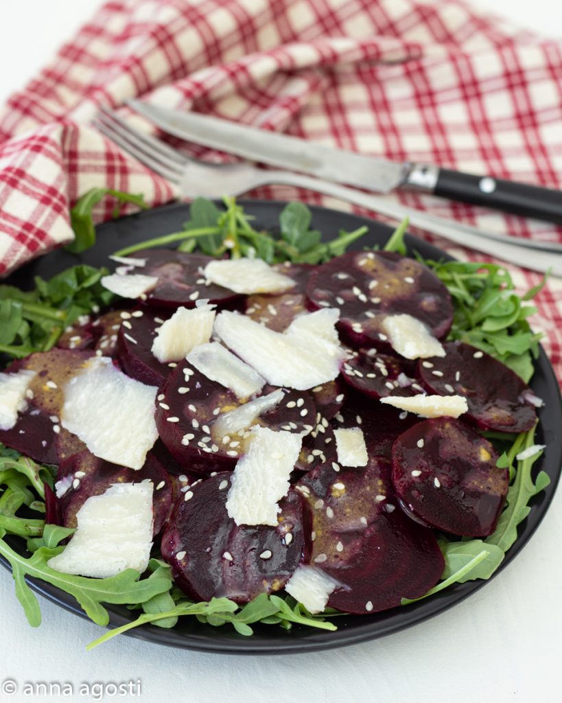 Rote-Bete-Salat mit Rucola und Parmesanspäne