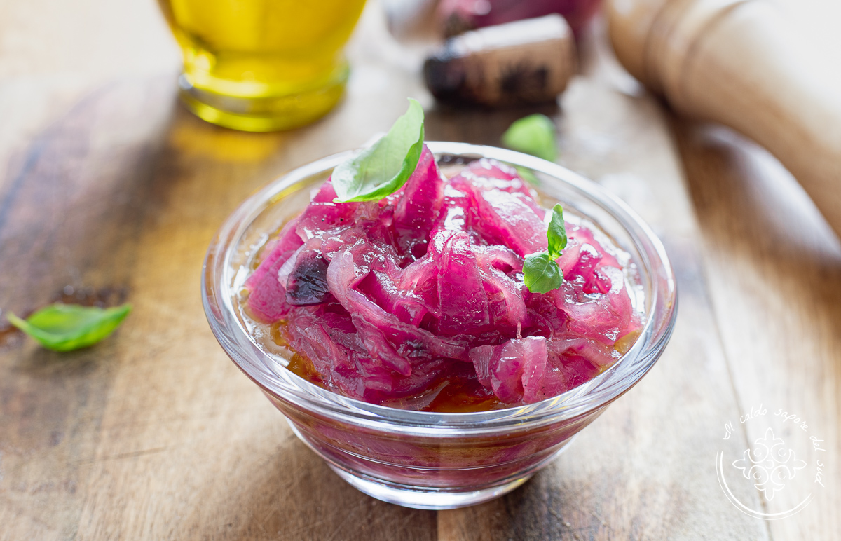 Rote Zwiebeln süß-sauer in der Pfanne