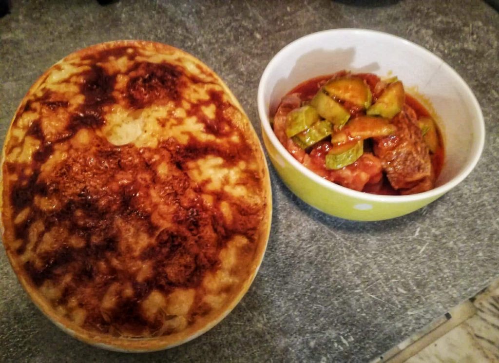 Gericht von Roz maamar Ägypten mit Fleischragout und Gemüse.