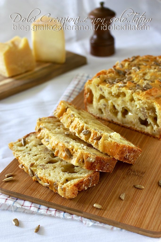Rustikaler herzhafter Käse-Sonnenblumenkern-Plumcake