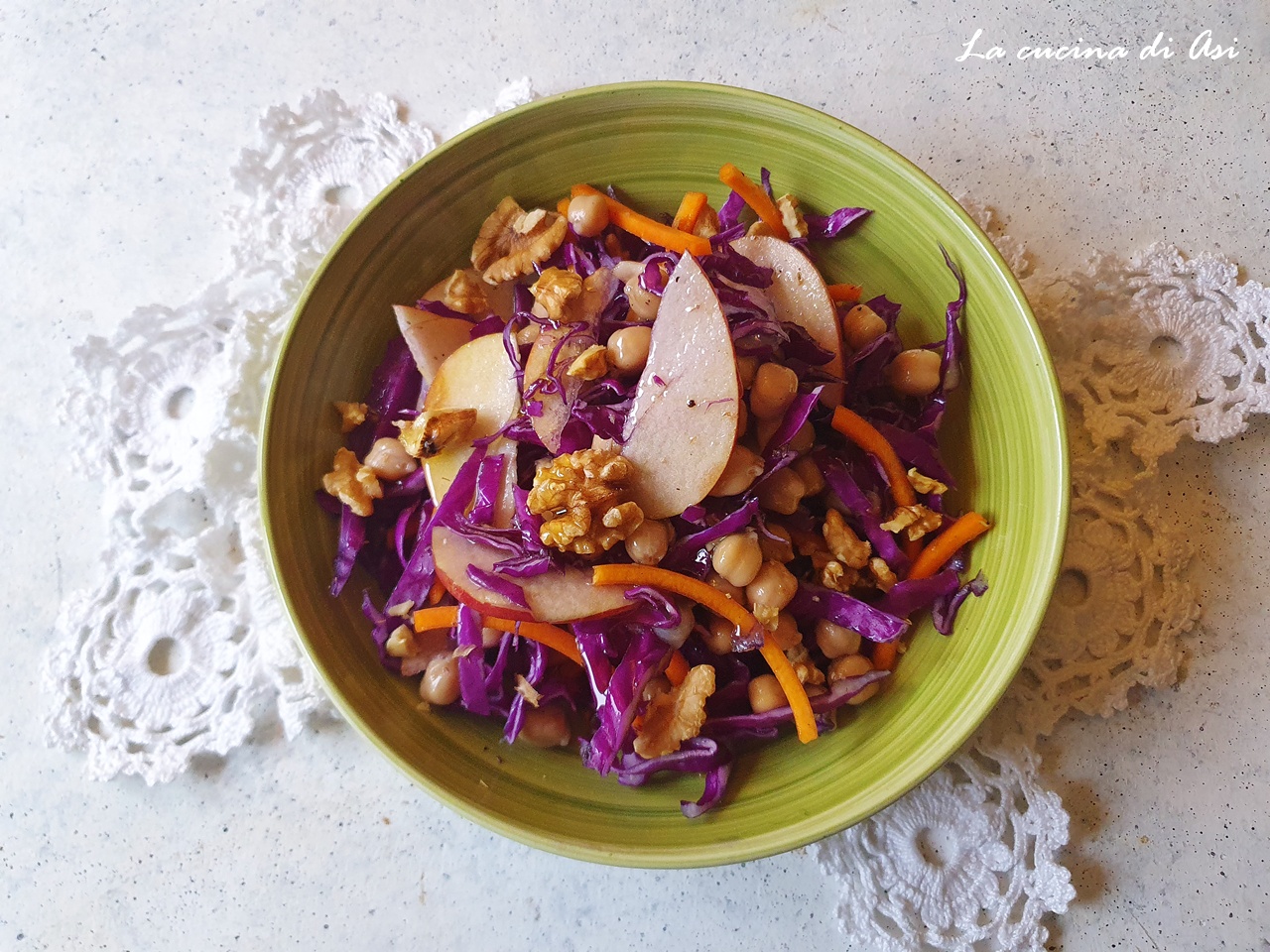 Kichererbsensalat mit Rotkohl und Walnüssen, frisch und knackig