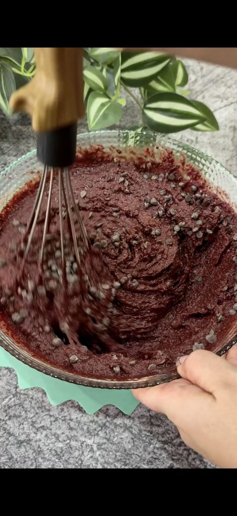 Wir fügen die Schokoladenstückchen hinzu