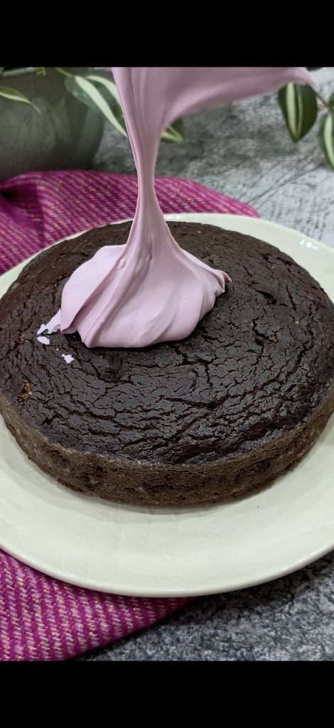 Wir verteilen Mascarpone und Ube auf dem Kuchen