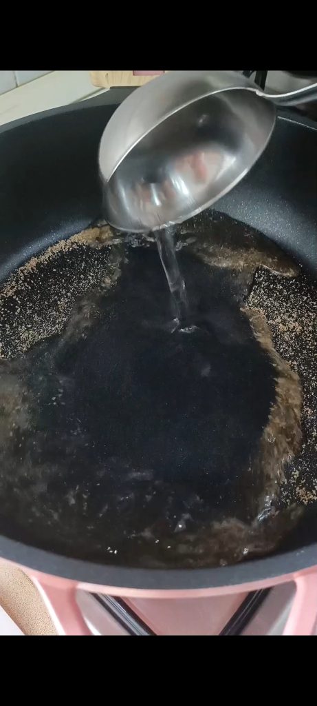 Wir rösten den schwarzen Pfeffer