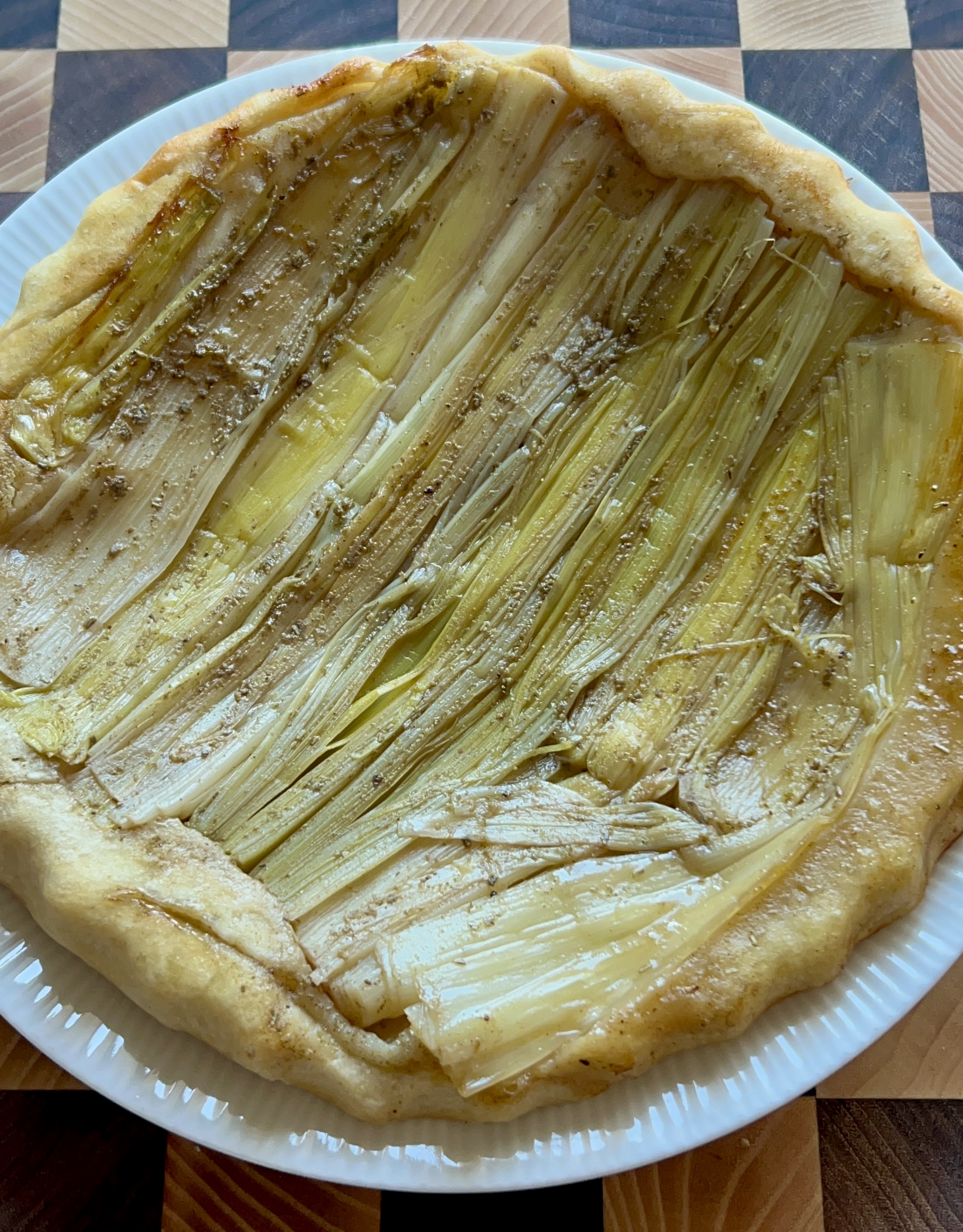 Umgedrehter veganer Lauchkuchen, leicht und beeindruckend