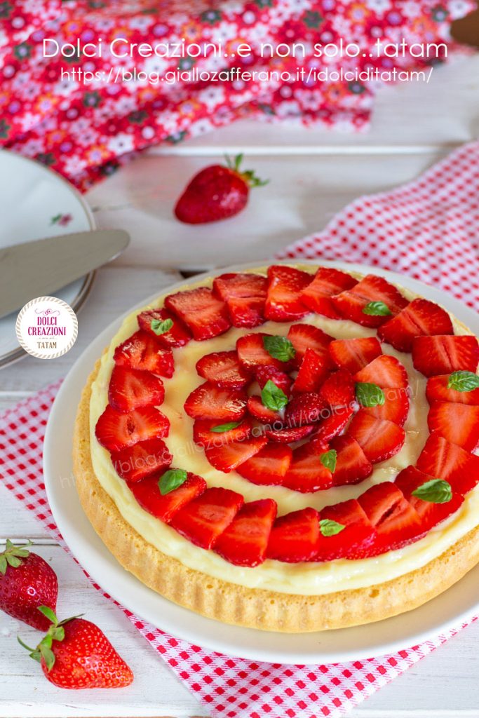 Weiche Torte mit Creme und Erdbeeren