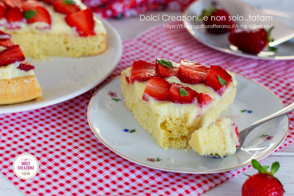 Weiche Torte mit Creme und Erdbeeren