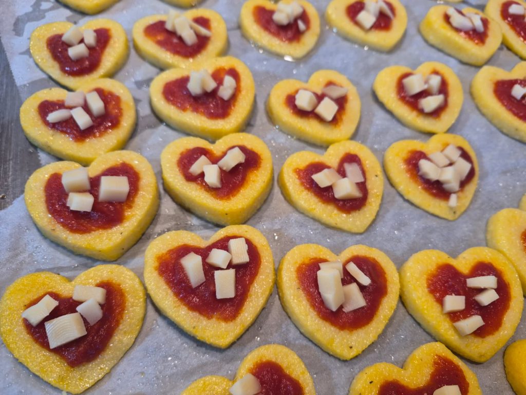 Polenta-Herzen mit Tomate und Mozzarella
