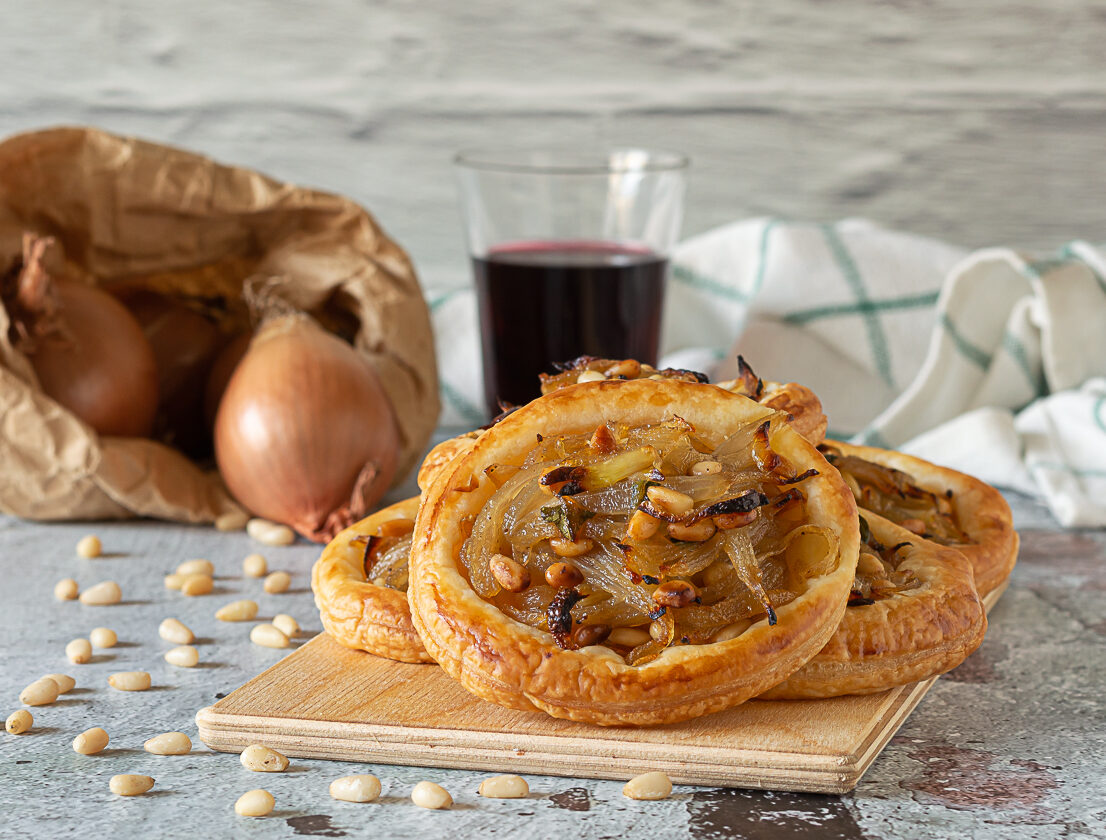 Blätterteig-Pizzetten mit Zwiebeln