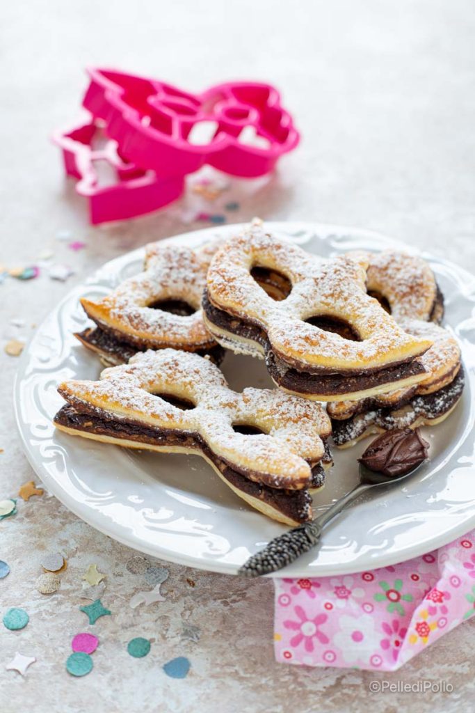 Karnevalsmasken mit Blätterteig