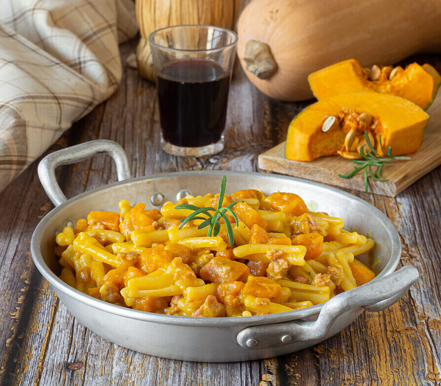 Caserecce mit Salsiccia und Kürbis in saurer Sahne