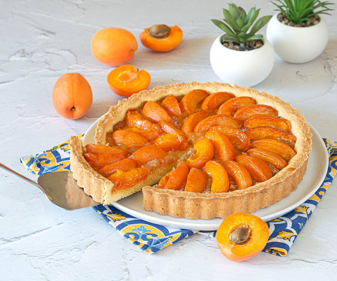 Crostata mit frischen Aprikosen