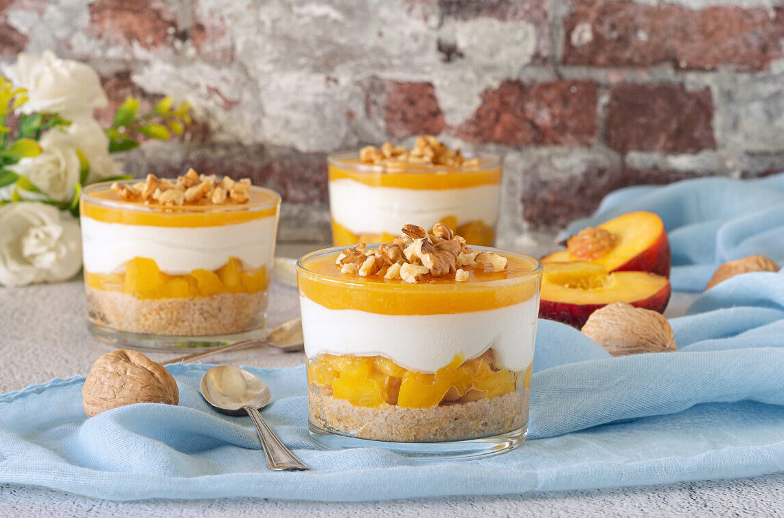 Dessert aus Büffelricotta und Pfirsichen