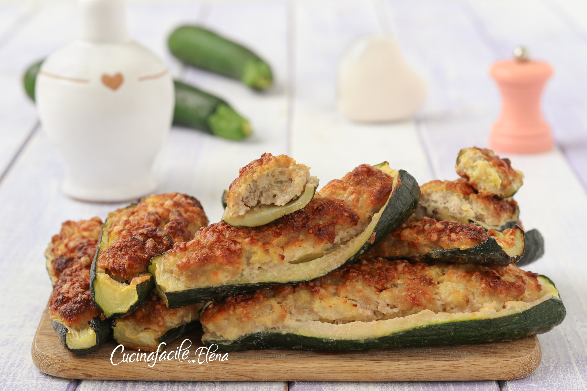 Gefüllte Zucchini mit Wurst und Stracchino