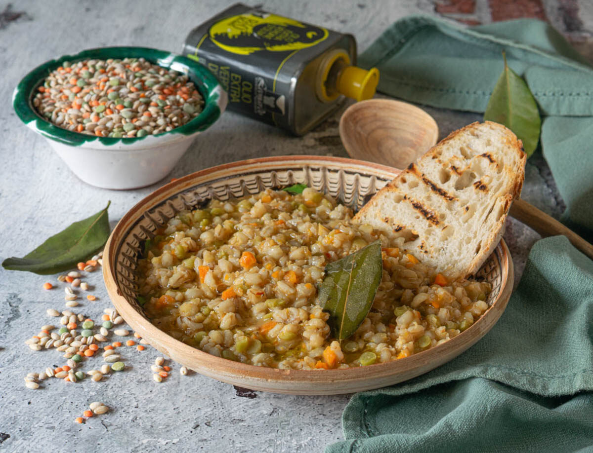 Gerstensuppe mit roten Linsen und Erbsen