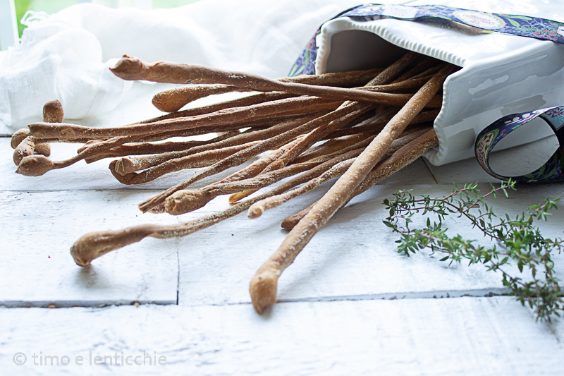 Gezogene Grissini mit Kräutern