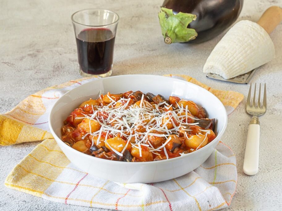 Gnocchi mit Auberginensauce und gesalzener Ricotta