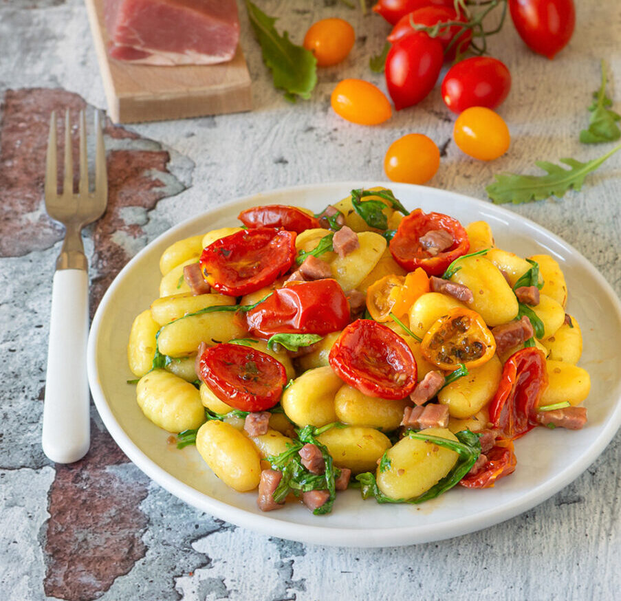 Gnocchi mit Schinken, confierten Kirschtomaten und Rucola
