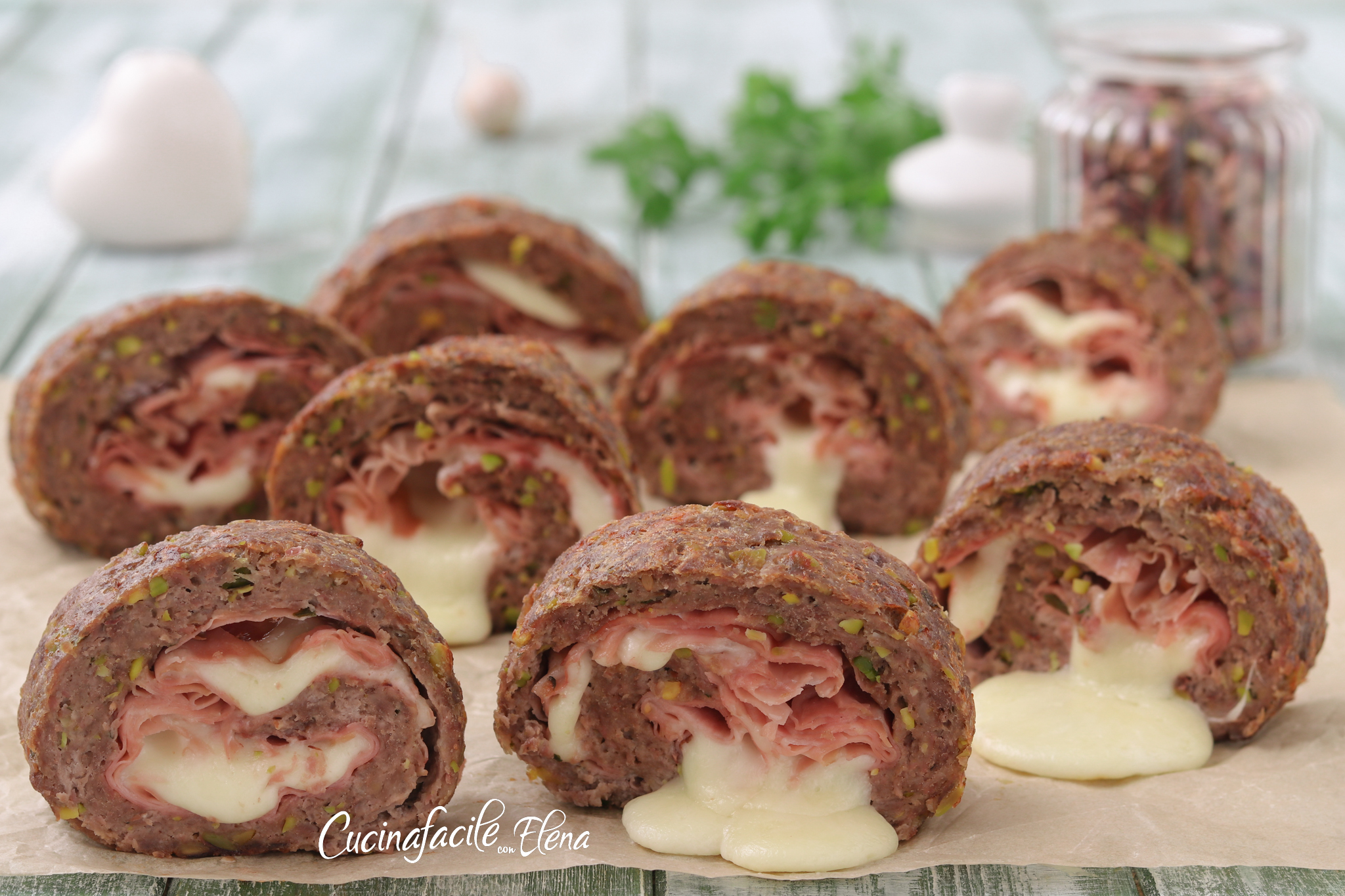 Hackbraten mit Mortadella und Pistazien