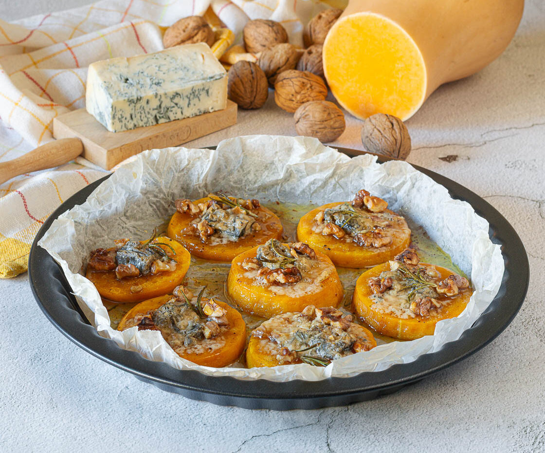 Im Ofen gebackener Kürbis mit Gorgonzola und Walnüssen
