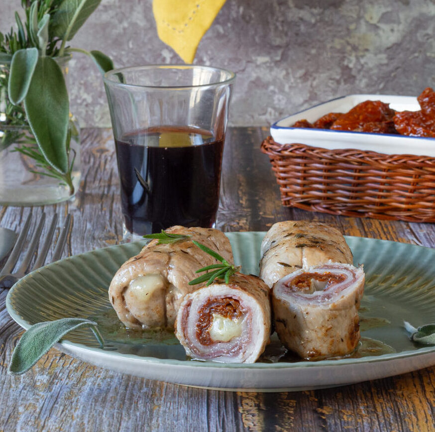 Kalbsröllchen mit Speck, getrockneten Tomaten und Asiago