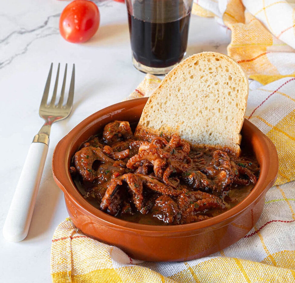 Kleine Oktopusse in Tomatensoße