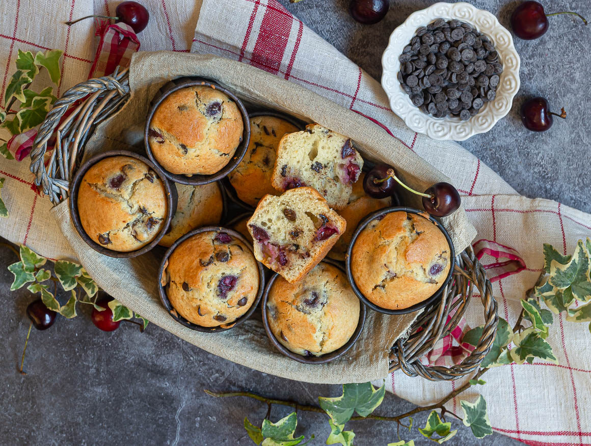 Muffins mit Kirschen und Schokolade