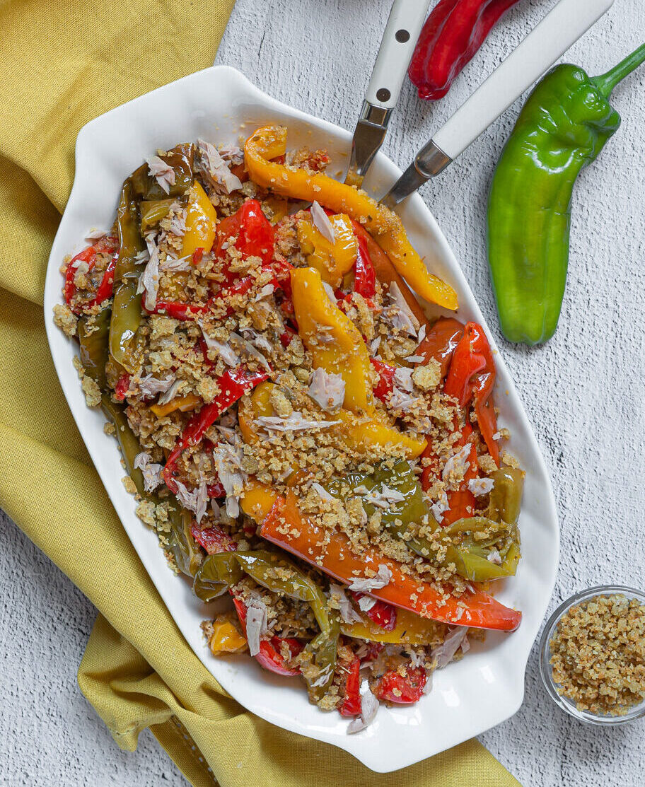 Paprika mit Semmelbröseln und Thunfisch