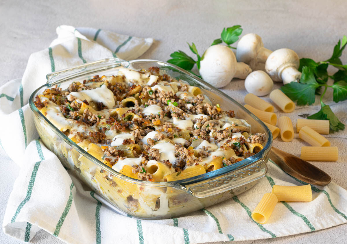 Überbackene Pasta mit weißem Ragù und Pilzen