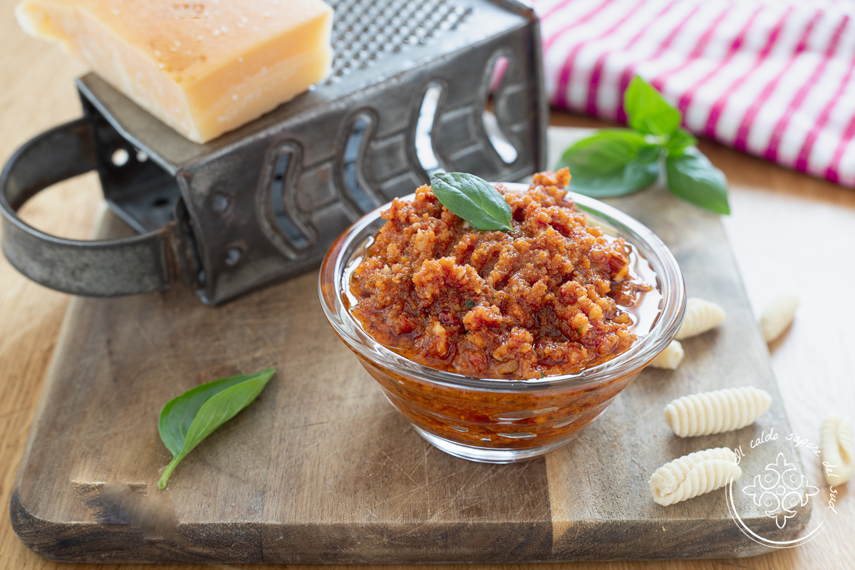 Pesto aus getrockneten Tomaten nach sizilianischer Art