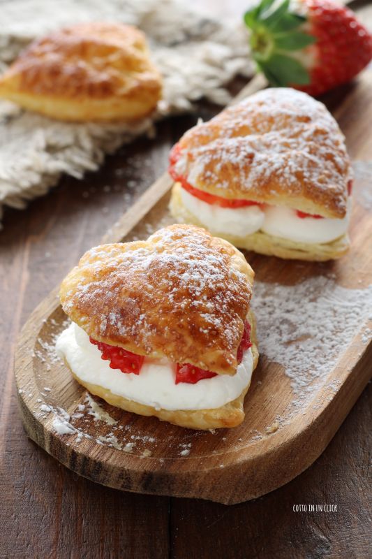 süße Blätterteigherzen mit Sahne und Erdbeeren