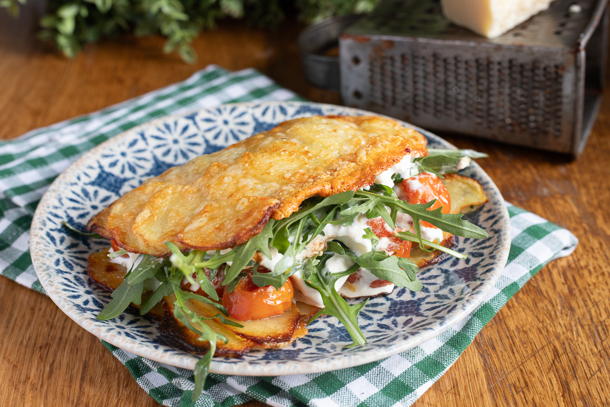 Piadina aus Kartoffelscheiben mit Kirschtomaten und Burrata