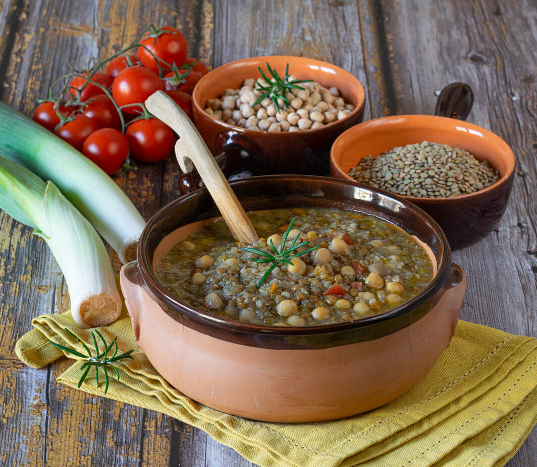Quinoa-, Linsen- und Kichererbsensuppe