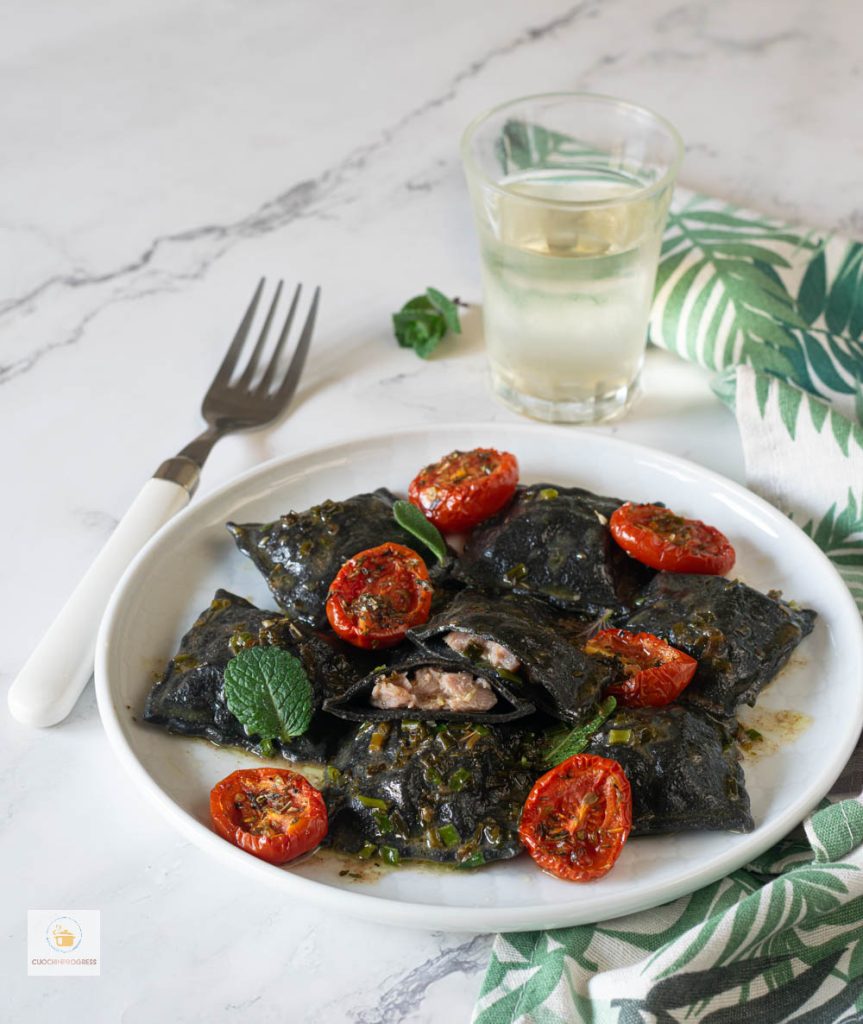 ravioli neri con tartare di tonno