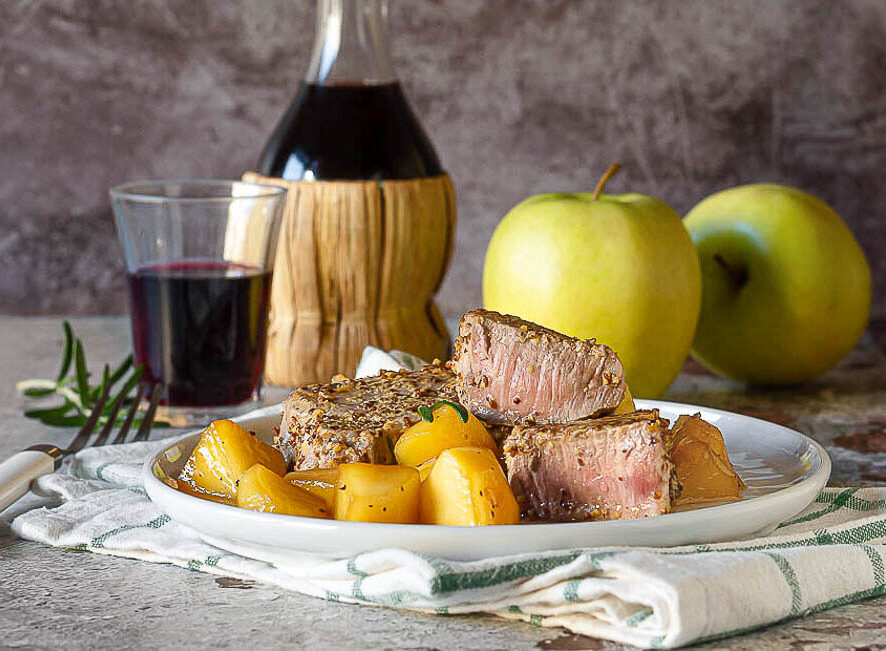 Schweinefilets mit Senf und Äpfeln