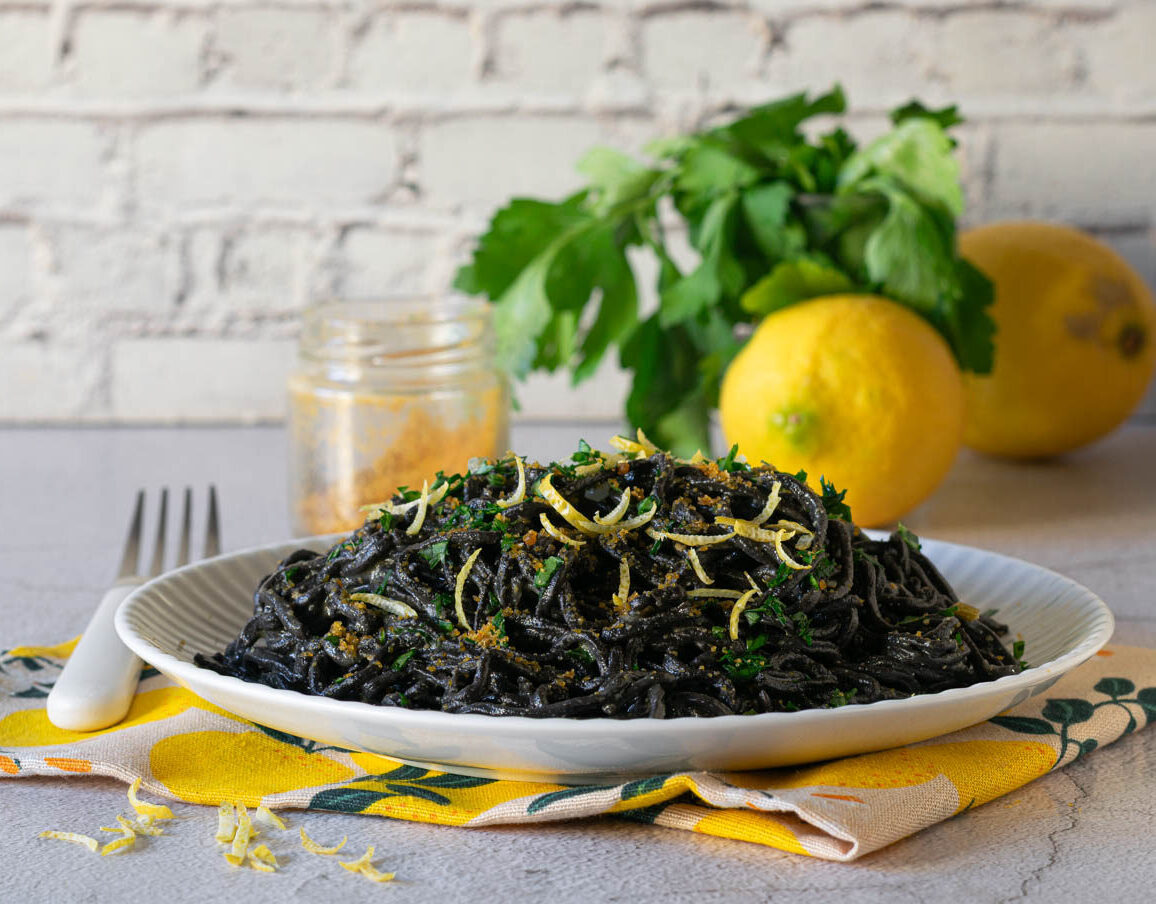 Tagliolini mit Sepiatinte, Bottarga und Zitrone