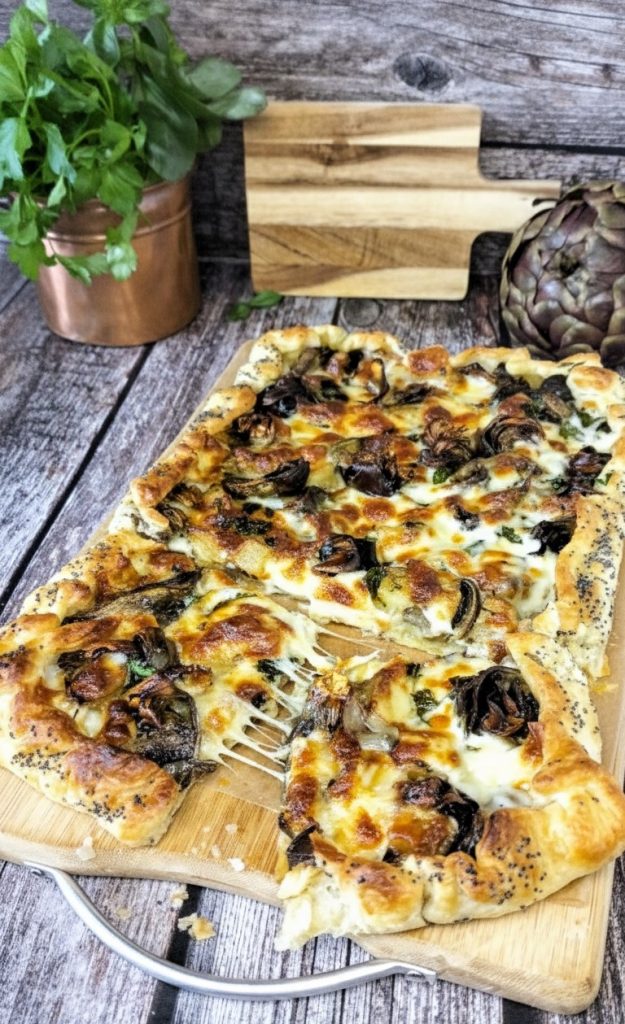 Tarte mit Artischocken, Kartoffeln und Scamorza - Präsentation Hochformat