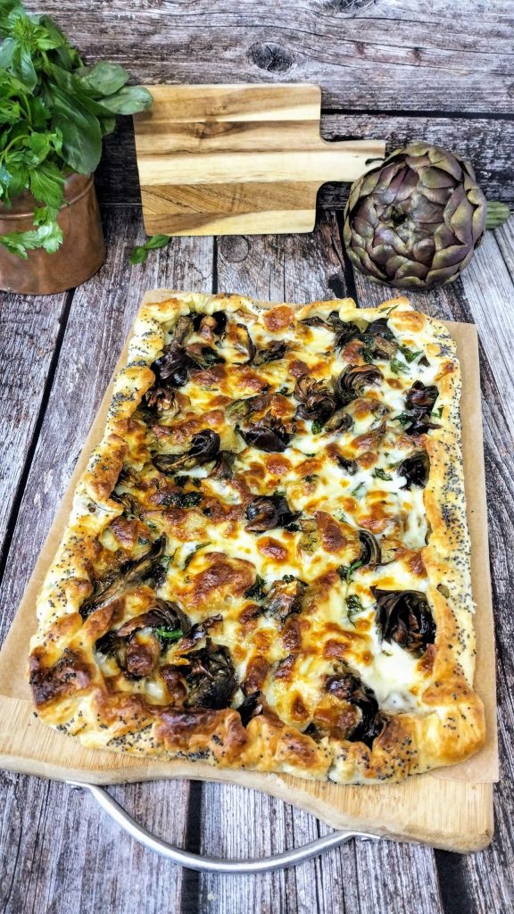 Tarte mit Artischocken, Kartoffeln und Scamorza serviert