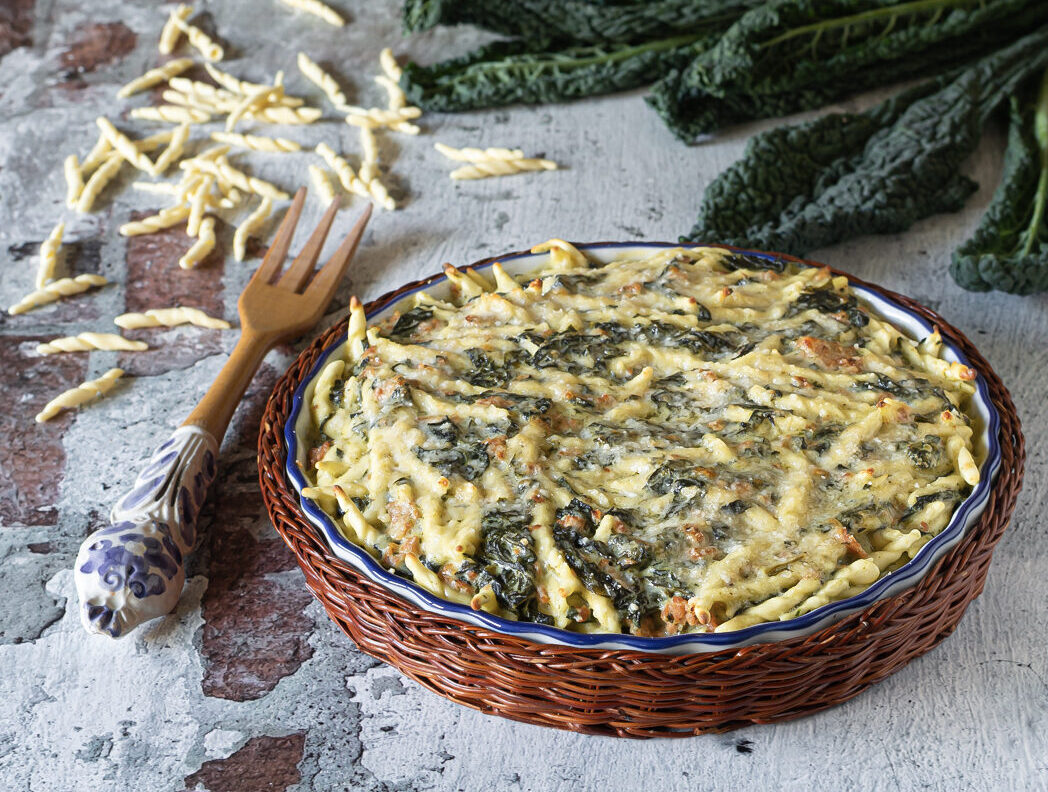 Pasta mit Schwarzkohl und Wurst aus dem Ofen